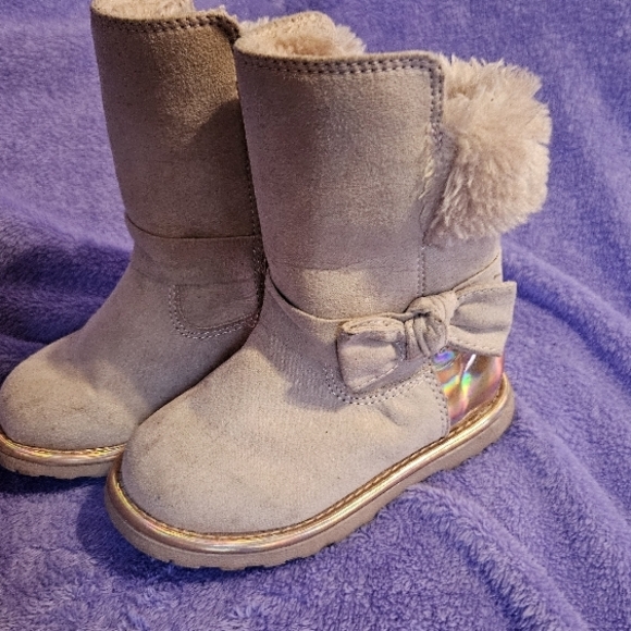 MAGELLAN OUTDOORS Little Girls Pink Holographic Designed fur boots sz7 - Picture 2 of 10
